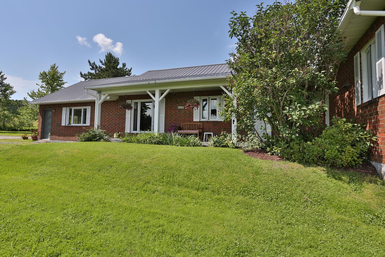 Ranch St-Hubert Bed & Breakfast Saint-Hermenegilde Екстериор снимка