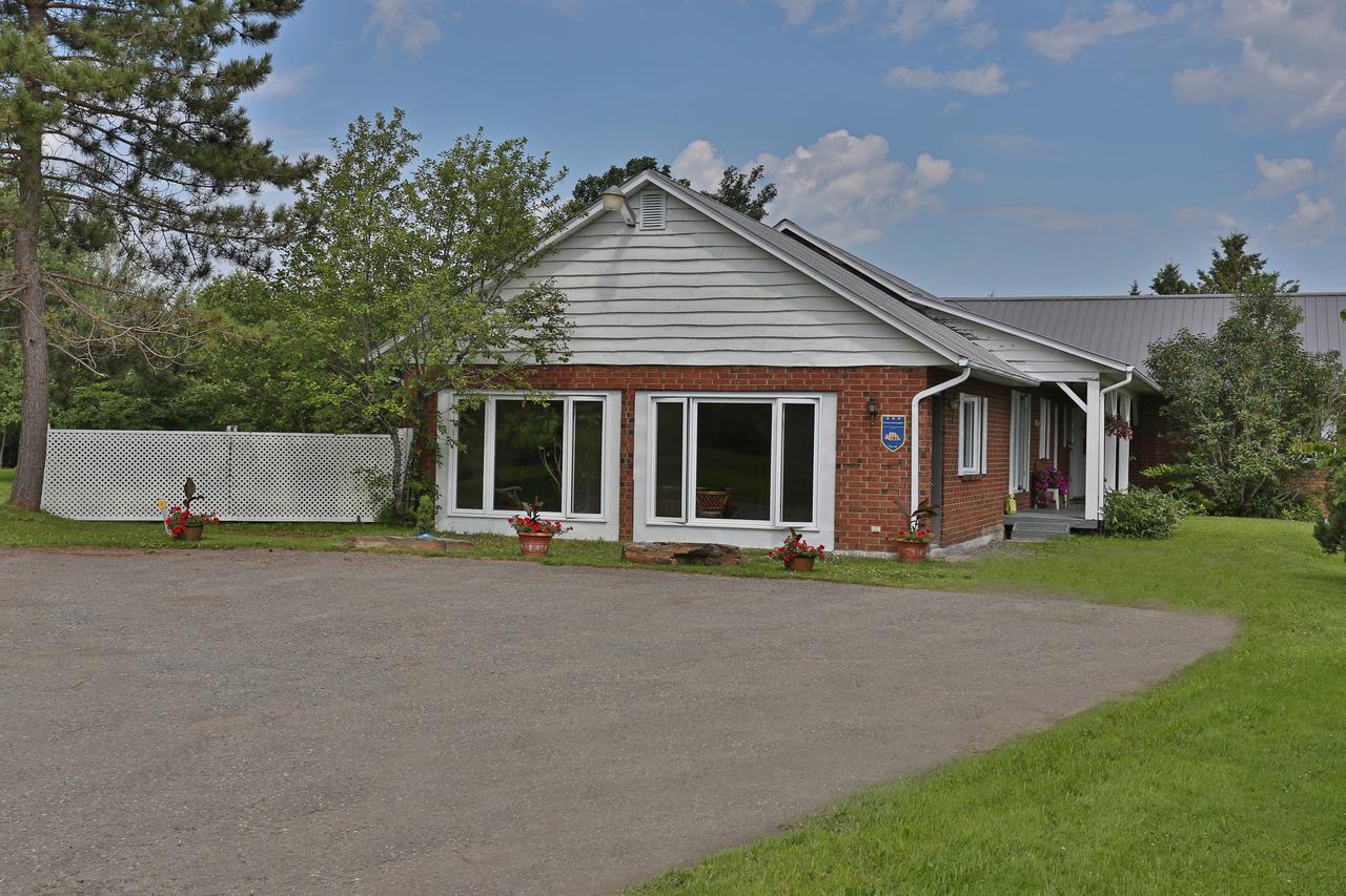 Ranch St-Hubert Bed & Breakfast Saint-Hermenegilde Екстериор снимка